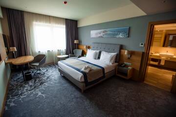 Фото номера Люкс с кроватью размера «king-size» - Для некурящих Отель Holiday Inn - Aktau - Seaside г. Актау 5