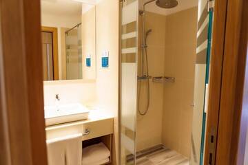 Фото номера Номер Делюкс для некурящих с 1 кроватью размера &quot;king-size&quot; Отель Holiday Inn - Aktau - Seaside г. Актау 9