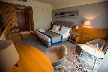 Фото номера Номер Делюкс для некурящих с 1 кроватью размера &quot;king-size&quot; Отель Holiday Inn - Aktau - Seaside г. Актау 15