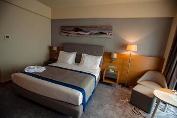 Фото номера Номер Делюкс для некурящих с 1 кроватью размера &quot;king-size&quot; Отель Holiday Inn - Aktau - Seaside г. Актау 12