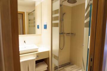 Фото номера Номер Делюкс для некурящих с 1 кроватью размера &quot;king-size&quot; Отель Holiday Inn - Aktau - Seaside г. Актау 4